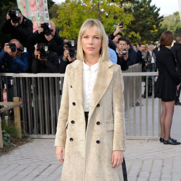 Michelle Williams arrive à la Fondation Louis Vuitton pour assister au défilé Louis Vuitton (collection printemps-été 2016). Paris, le 7 octobre 2015.