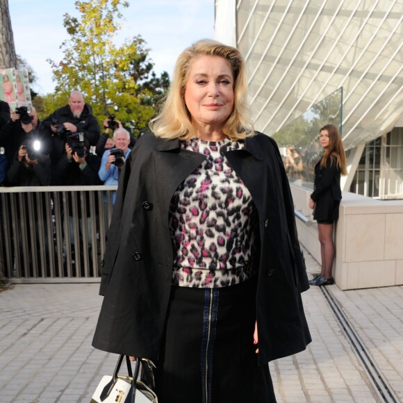 Catherine Deneuve arrive à la Fondation Louis Vuitton pour assister au défilé Louis Vuitton (collection printemps-été 2016). Paris, le 7 octobre 2015.