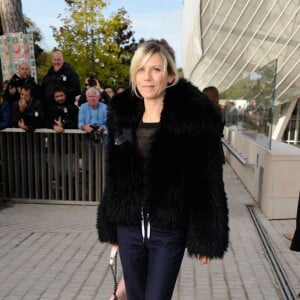 Marina Foïs arrive à la Fondation Louis Vuitton pour assister au défilé Louis Vuitton (collection printemps-été 2016). Paris, le 7 octobre 2015.