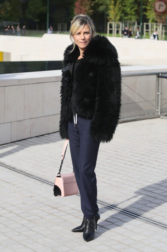 Marina Foïs à l'issue du défilé Louis Vuitton (collection prêt-à-porter printemps-été 2016) à la Fondation Louis Vuitton. Paris, le 7 octobre 2015.