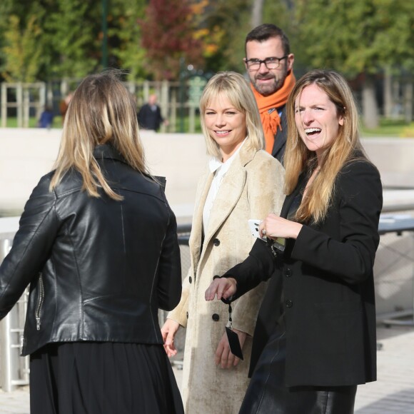 Michelle Williams à l'issue du défilé Louis Vuitton (collection prêt-à-porter printemps-été 2016) à la Fondation Louis Vuitton. Paris, le 7 octobre 2015.