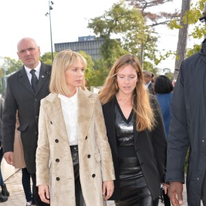 Michelle Williams à l'issue du défilé Louis Vuitton (collection prêt-à-porter printemps-été 2016) à la Fondation Louis Vuitton. Paris, le 7 octobre 2015.