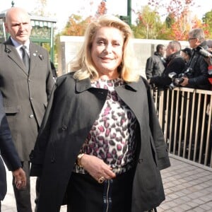 Catherine Deneuve à l'issue du défilé Louis Vuitton (collection prêt-à-porter printemps-été 2016) à la Fondation Louis Vuitton. Paris, le 7 octobre 2015.