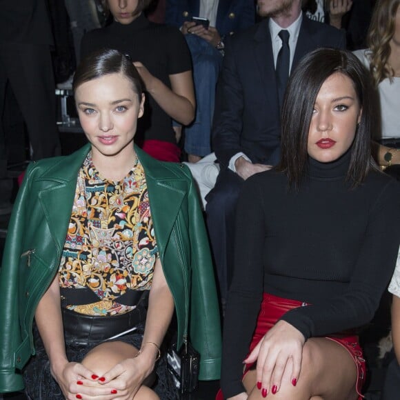 Miranda Kerr et Adèle Exarchopoulos assistent au défilé Louis Vuitton (collection printemps-été 2016) à la Fondation Louis Vuitton. Paris, le 7 octobre 2015.