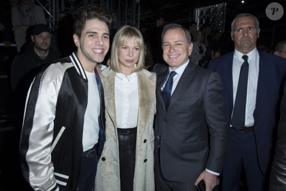 Xavier Dolan, Michelle Williams et le PDG de Louis Vuitton Michael Burke assistent au défilé Louis Vuitton (collection printemps-été 2016) à la Fondation Louis Vuitton. Paris, le 7 octobre 2015.