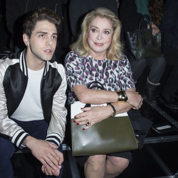 Xavier Nolan et Catherine Deneuve assistent au défilé Louis Vuitton (collection printemps-été 2016) à la Fondation Louis Vuitton. Paris, le 7 octobre 2015.