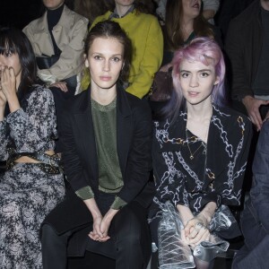 Marine Vacth et la chanteuse Grimes assistent au défilé Louis Vuitton (collection printemps-été 2016) à la Fondation Louis Vuitton. Paris, le 7 octobre 2015.