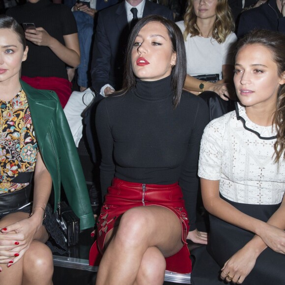 Miranda Kerr, Adèle Exachopoulos et Alicia Vikander assistent au défilé Louis Vuitton (collection printemps-été 2016) à la Fondation Louis Vuitton. Paris, le 7 octobre 2015.