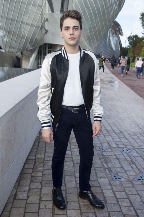 Xavier Dolan arrive à la Fondation Louis Vuitton pour assister au défilé Louis Vuitton (collection printemps-été 2016) Paris, le 7 octobre 2015.