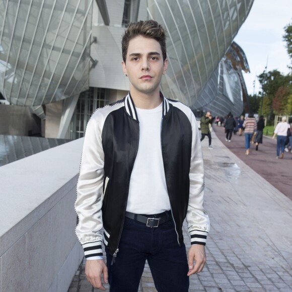 Xavier Dolan arrive à la Fondation Louis Vuitton pour assister au défilé Louis Vuitton (collection printemps-été 2016) Paris, le 7 octobre 2015.