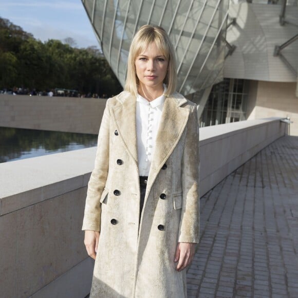 Michelle Williams arrive à la Fondation Louis Vuitton pour assister au défilé Louis Vuitton (collection printemps-été 2016) Paris, le 7 octobre 2015.