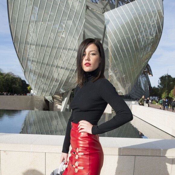 Adèle Exarchopoulos arrive à la Fondation Louis Vuitton pour assister au défilé Louis Vuitton (collection printemps-été 2016) Paris, le 7 octobre 2015.