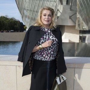 Catherine Deneuve arrive à la Fondation Louis Vuitton pour assister au défilé Louis Vuitton (collection printemps-été 2016) Paris, le 7 octobre 2015.