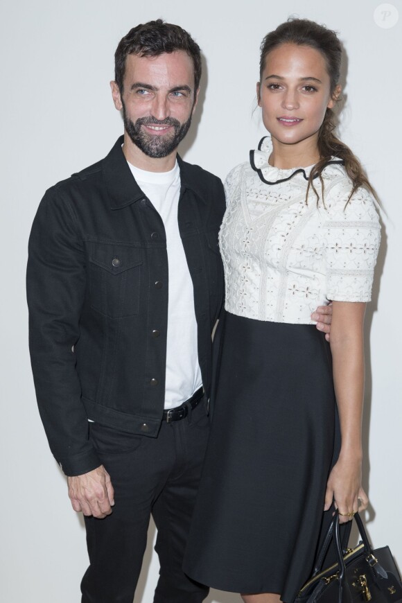 Nicolas Ghesquière et Alicia Vikander dans les coulisses du défilé Louis Vuitton (collection printemps-été 2016) à la Fondation Louis Vuitton. Paris, le 7 octobre 2015.