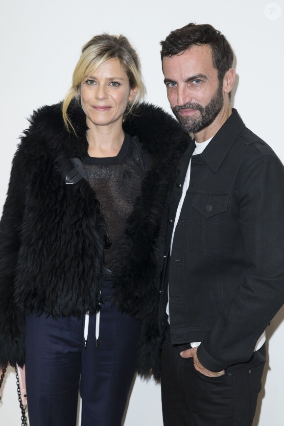 Marina Foïs et Nicolas Ghesquière dans les coulisses du défilé Louis Vuitton (collection printemps-été 2016) à la Fondation Louis Vuitton. Paris, le 7 octobre 2015.