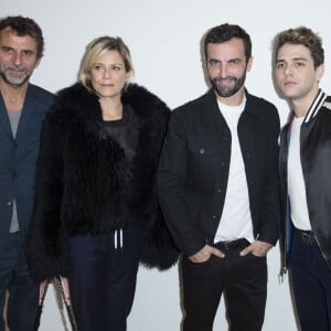 Eric Lartigau, sa compagne Marina Foïs, Nicolas Ghesquière et Xavier Dolan dans les coulisses du défilé Louis Vuitton (collection printemps-été 2016) à la Fondation Louis Vuitton. Paris, le 7 octobre 2015.