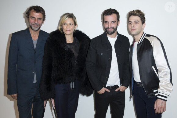 Eric Lartigau, sa compagne Marina Foïs, Nicolas Ghesquière et Xavier Dolan dans les coulisses du défilé Louis Vuitton (collection printemps-été 2016) à la Fondation Louis Vuitton. Paris, le 7 octobre 2015.