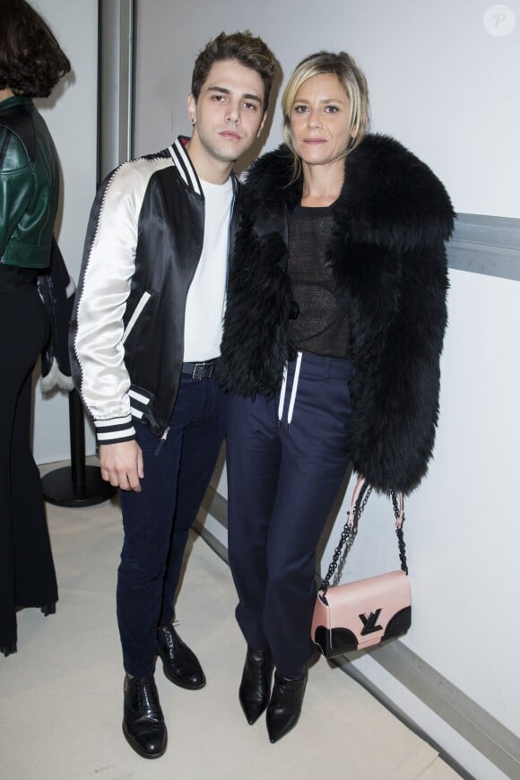 Xavier Nolan et Marina Foïs dans les coulisses du défilé Louis Vuitton (collection printemps-été 2016) à la Fondation Louis Vuitton. Paris, le 7 octobre 2015.