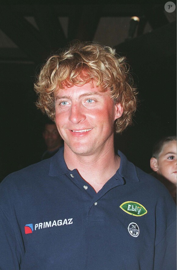 Laurent Bourgnon après sa victoire sur la Route du Rhum à Point-à-Pitre, le 21 novembre 1998
