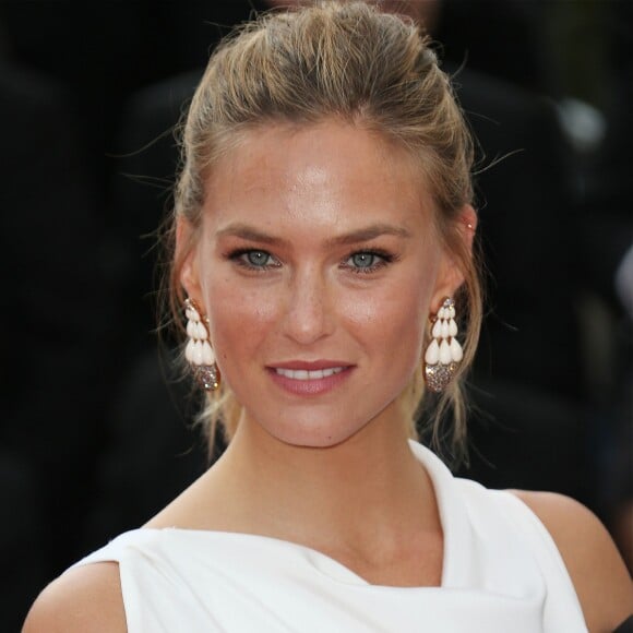 Bar Refaeli sublime sur le tapis rouge à Cannes le 13 mai 2015