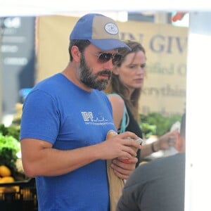 Ben Affleck et Jennifer Garner se sont retrouvés pour emmener leurs enfants Seraphina, Violet, et Samuel à l'église et faire des courses au farmer's market à Pacific Palisades, le 20 septembre 2015