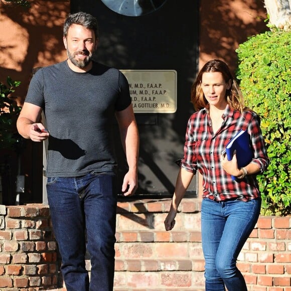 Ben Affleck et Jennifer Garner sortent ensemble d'un centre médical à Santa Monica. Ils sont très souriants malgré le fait qu’ils soient en plein divorce. Le 3 septembre 2015