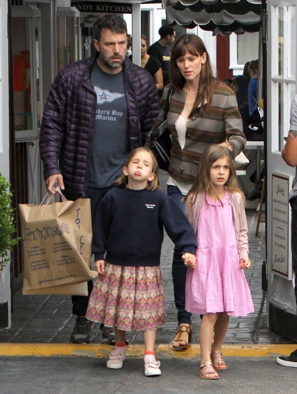 Ben Affleck et sa femme Jennifer Garner vont faire du shopping chez "Toy Crazy" avec leur fille Seraphina et une amie à Brentwood, le 10 juin 2015.