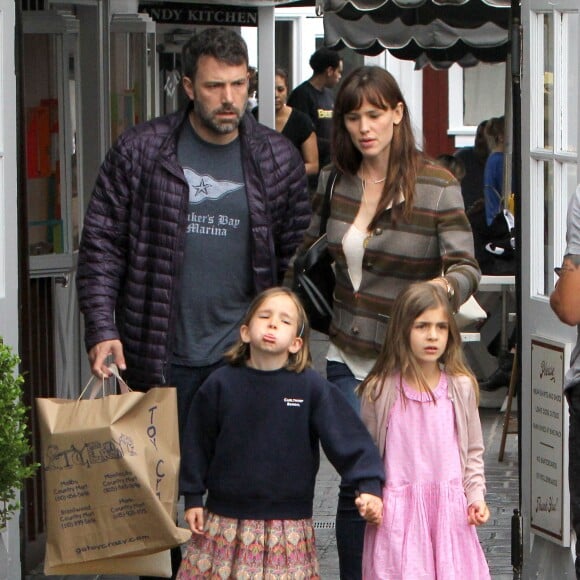 Ben Affleck et sa femme Jennifer Garner vont faire du shopping chez "Toy Crazy" avec leur fille Seraphina et une amie à Brentwood, le 10 juin 2015.