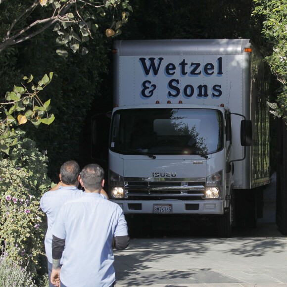 Des camions de déménagement devant le domicile de Jennifer Garner et Ben Affleck à Pacific Palisades, le 21 juin 2015.