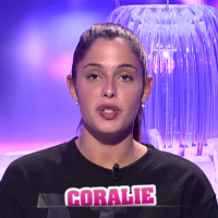 Secret Story 9 - Emilie menace Coralie : "Si je reviens, je te tacle la gorge"