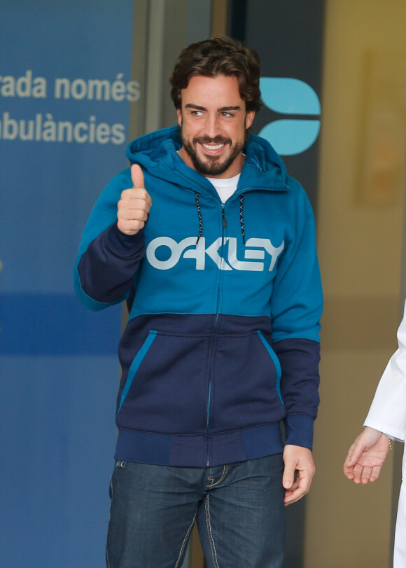 Fernando Alonso, devant l'hôpital de Barcelone, le 25 février 2015.