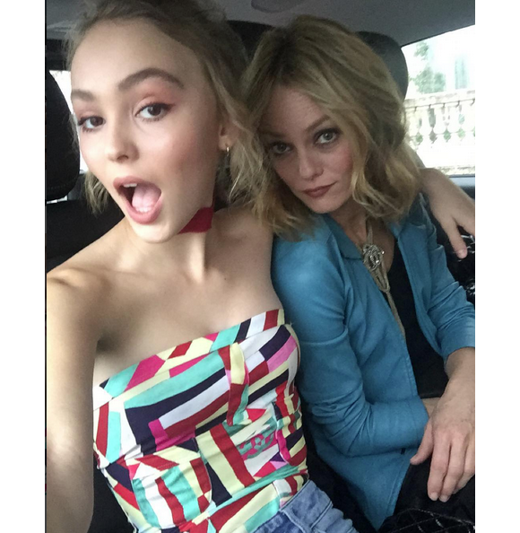 Lily-Rose Depp, fille de Johnny Depp et Vanessa Paradis a posté une photo d'elle et sa maman en route pour le défilé Chanel, lors de la Fashion Week à Paris en octobre 2015