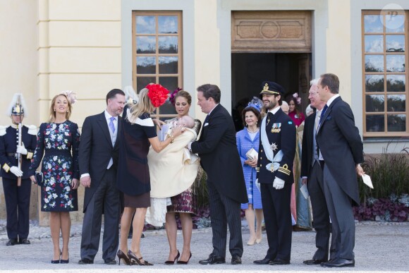 La princesse Madeleine de Suède, son mari Christopher (Chris) O'Neill, leur fils le prince Nicolas de Suède et les parrains et marraines, Katarina von Horn, Gustav Magnuson, la comtesse Natascha Abensperg und Traun et Prince Carl Philip de Suède, Henry d'Abo et Marco Wajselfisz - Baptême du prince Nicolas de Suède à la chapelle du palais Drottningholm à Stockholm, le 11 octobre 2015.