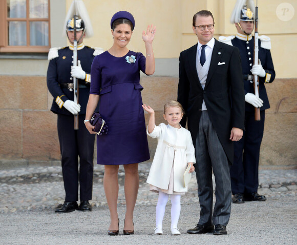 La princesse Victoria (enceinte), le prince Daniel et leur fille la princesse Estelle de Suède - Arrivées au baptême du prince Nicolas de Suède à la chapelle du palais Drottningholm à Stockholm, le 11 octobre 2015.