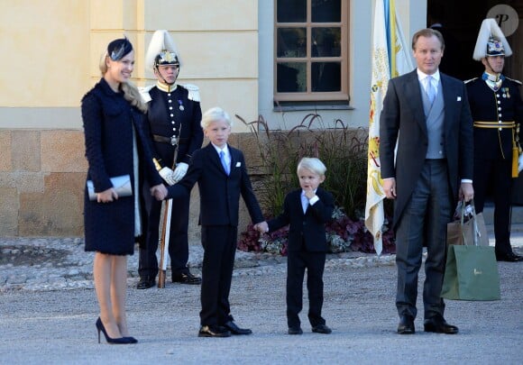 Louise Cronstedt, son mari Jacob Cronstedt et leurs fils - Arrivées au baptême du prince Nicolas de Suède à la chapelle du palais Drottningholm à Stockholm, le 11 octobre 2015