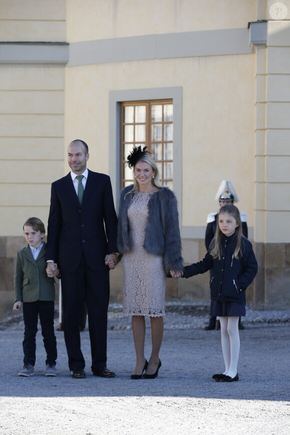 Cedric Notz, sa femme Andrea Brodin et leurs enfants - Arrivées au baptême du prince Nicolas de Suède à la chapelle du palais Drottningholm à Stockholm, le 11 octobre 2015