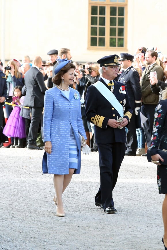 Le roi Carl Gustav et la reine Silvia de Suède - Baptême du prince Nicolas de Suède à la chapelle du palais Drottningholm à Stockholm, le 11 octobre 2015.