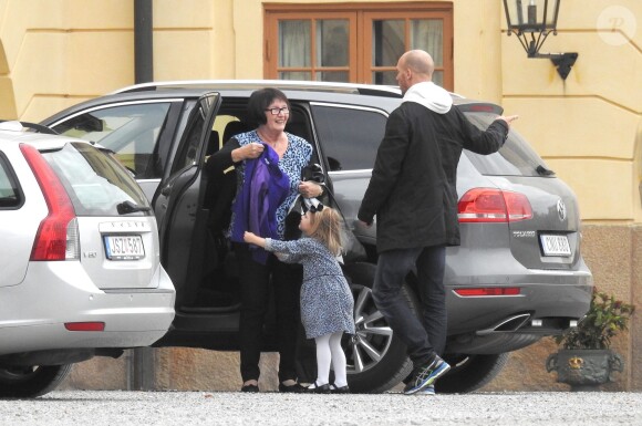 La princesse Estelle de Suède et sa grand-mère Ewa Westling - La famille royale arrive pour les répétitions du baptême du prince Nicolas de Suède à la chapelle du palais Drottningholm à Stockholm, le 10 octobre 2015, à la veille du baptême.