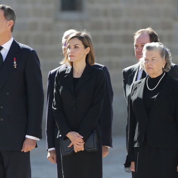 Le roi Felipe VI et la reine Letizia d'Espagne avec la princesse Anne d'Orléans aux obsèques de son mari l'infant Carlos, prince de Bourbon-Siciles et duc de Calabre, cousin germain de Juan Carlos Ier, le 8 octobre 2015 au monastère de l'Escurial au nord de Madrid.