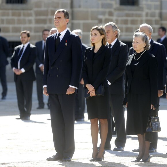 Le roi Felipe VI et la reine Letizia d'Espagne avec la princesse Anne d'Orléans aux obsèques de son mari l'infant Carlos, prince de Bourbon-Siciles et duc de Calabre, cousin germain de Juan Carlos Ier, le 8 octobre 2015 au monastère de l'Escurial au nord de Madrid.