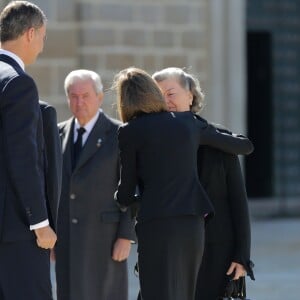 Le roi Felipe VI et la reine Letizia d'Espagne avec la princesse Anne d'Orléans aux obsèques de son mari l'infant Carlos, prince de Bourbon-Siciles et duc de Calabre, cousin germain de Juan Carlos Ier, le 8 octobre 2015 au monastère de l'Escurial au nord de Madrid.