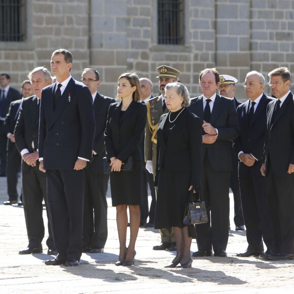 Le roi Felipe VI et la reine Letizia d'Espagne avec la princesse Anne d'Orléans aux obsèques de son mari l'infant Carlos, prince de Bourbon-Siciles et duc de Calabre, cousin germain de Juan Carlos Ier, le 8 octobre 2015 au monastère de l'Escurial au nord de Madrid.