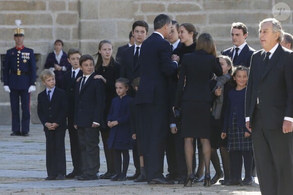 Le roi Felipe VI et la reine Letizia d'Espagne avec la famille du défunt aux obsèques de son mari l'infant Carlos, prince de Bourbon-Siciles et duc de Calabre, cousin germain de Juan Carlos Ier, le 8 octobre 2015 au monastère de l'Escurial au nord de Madrid.