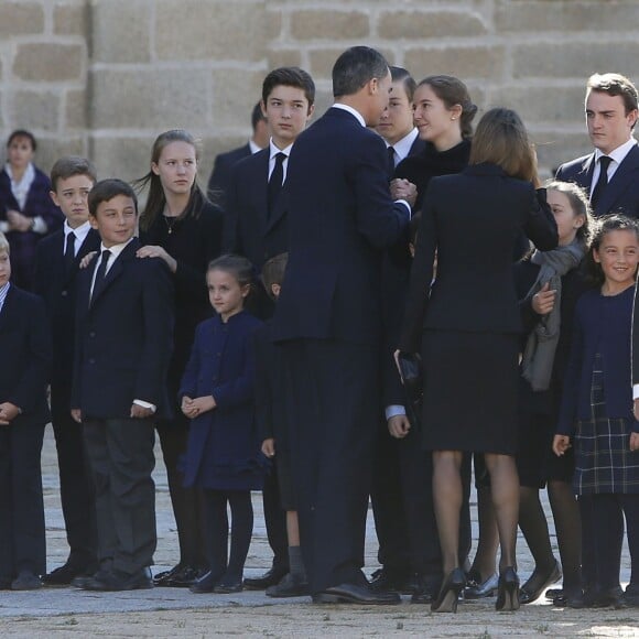 Le roi Felipe VI et la reine Letizia d'Espagne avec la famille du défunt aux obsèques de son mari l'infant Carlos, prince de Bourbon-Siciles et duc de Calabre, cousin germain de Juan Carlos Ier, le 8 octobre 2015 au monastère de l'Escurial au nord de Madrid.