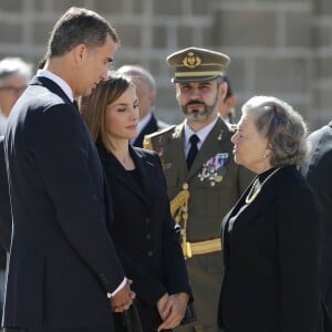 Le roi Felipe VI et la reine Letizia d'Espagne avec la princesse Anne d'Orléans aux obsèques de son mari l'infant Carlos, prince de Bourbon-Siciles et duc de Calabre, cousin germain de Juan Carlos Ier, le 8 octobre 2015 au monastère de l'Escurial au nord de Madrid.