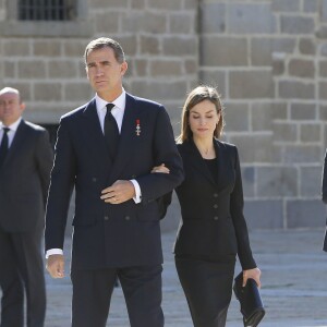 Le roi Felipe VI et la reine Letizia d'Espagne aux obsèques de l'infant Carlos, prince de Bourbon-Siciles et duc de Calabre, cousin germain de Juan Carlos Ier, le 8 octobre 2015 au monastère de l'Escurial au nord de Madrid.