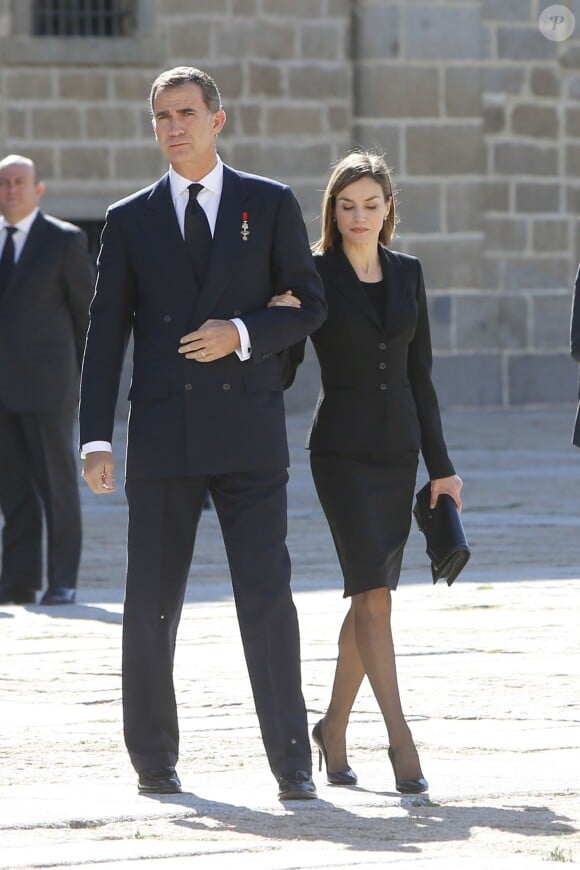 Le roi Felipe VI et la reine Letizia d'Espagne aux obsèques de l'infant Carlos, prince de Bourbon-Siciles et duc de Calabre, cousin germain de Juan Carlos Ier, le 8 octobre 2015 au monastère de l'Escurial au nord de Madrid.