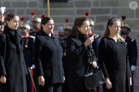 Les filles du défunt, aux obsèques de l'infant Carlos, prince de Bourbon-Siciles et duc de Calabre, cousin germain de Juan Carlos Ier, le 8 octobre 2015 au monastère de l'Escurial au nord de Madrid.
