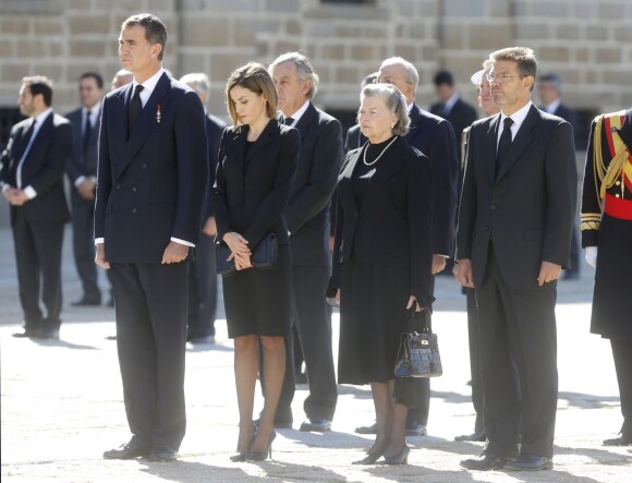 Le roi Felipe VI et la reine Letizia d'Espagne avec la princesse Anne d'Orléans aux obsèques de son mari l'infant Carlos, prince de Bourbon-Siciles et duc de Calabre, cousin germain de Juan Carlos Ier, le 8 octobre 2015 au monastère de l'Escurial au nord de Madrid.