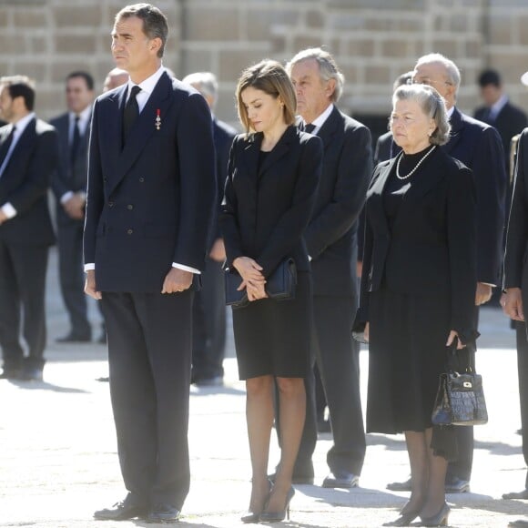 Le roi Felipe VI et la reine Letizia d'Espagne avec la princesse Anne d'Orléans aux obsèques de son mari l'infant Carlos, prince de Bourbon-Siciles et duc de Calabre, cousin germain de Juan Carlos Ier, le 8 octobre 2015 au monastère de l'Escurial au nord de Madrid.